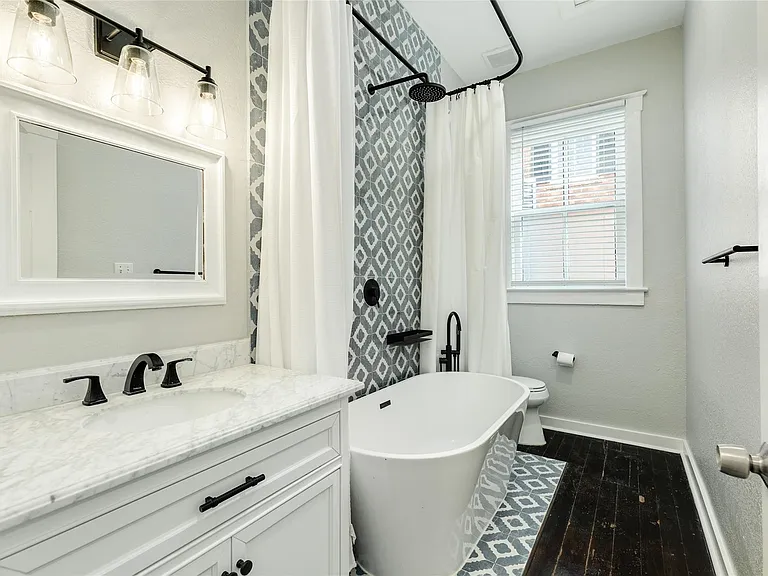 1407 Winnie St — Photo 23
