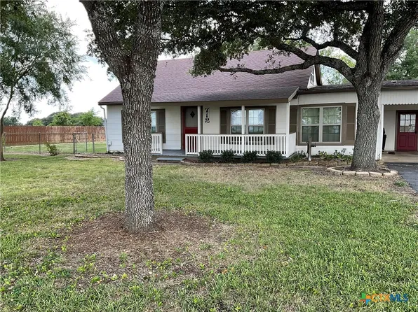 712 State Highway 95 N, Yoakum, TX 77995