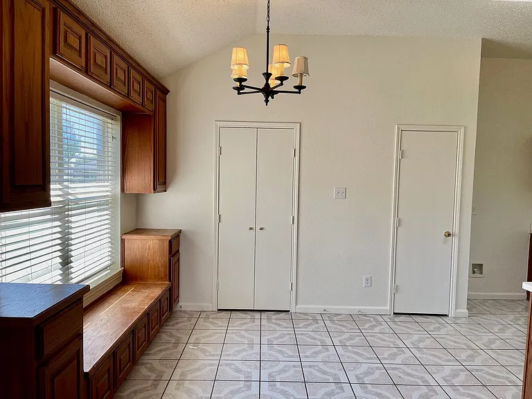 1008 Rock Springs Dr — Photo 12
