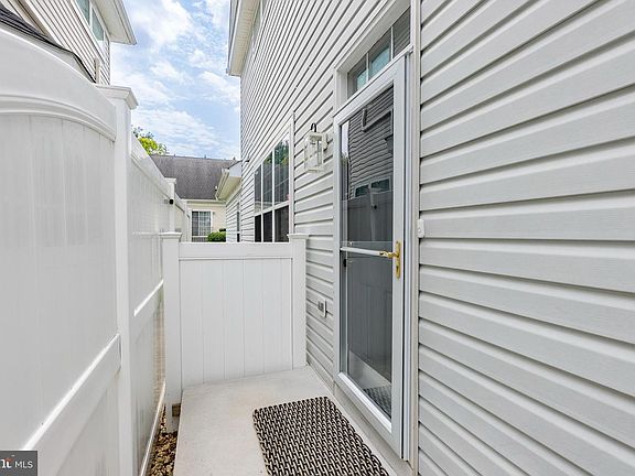 3rd image of 8913 Griffin Way #8913