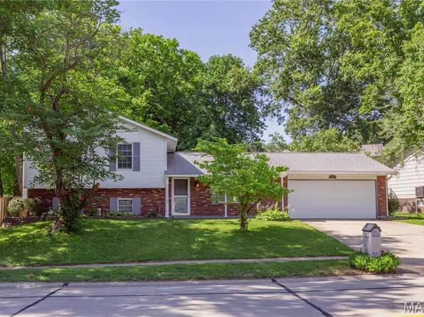 2241 Graystone Dr, Saint Charles, MO 63303