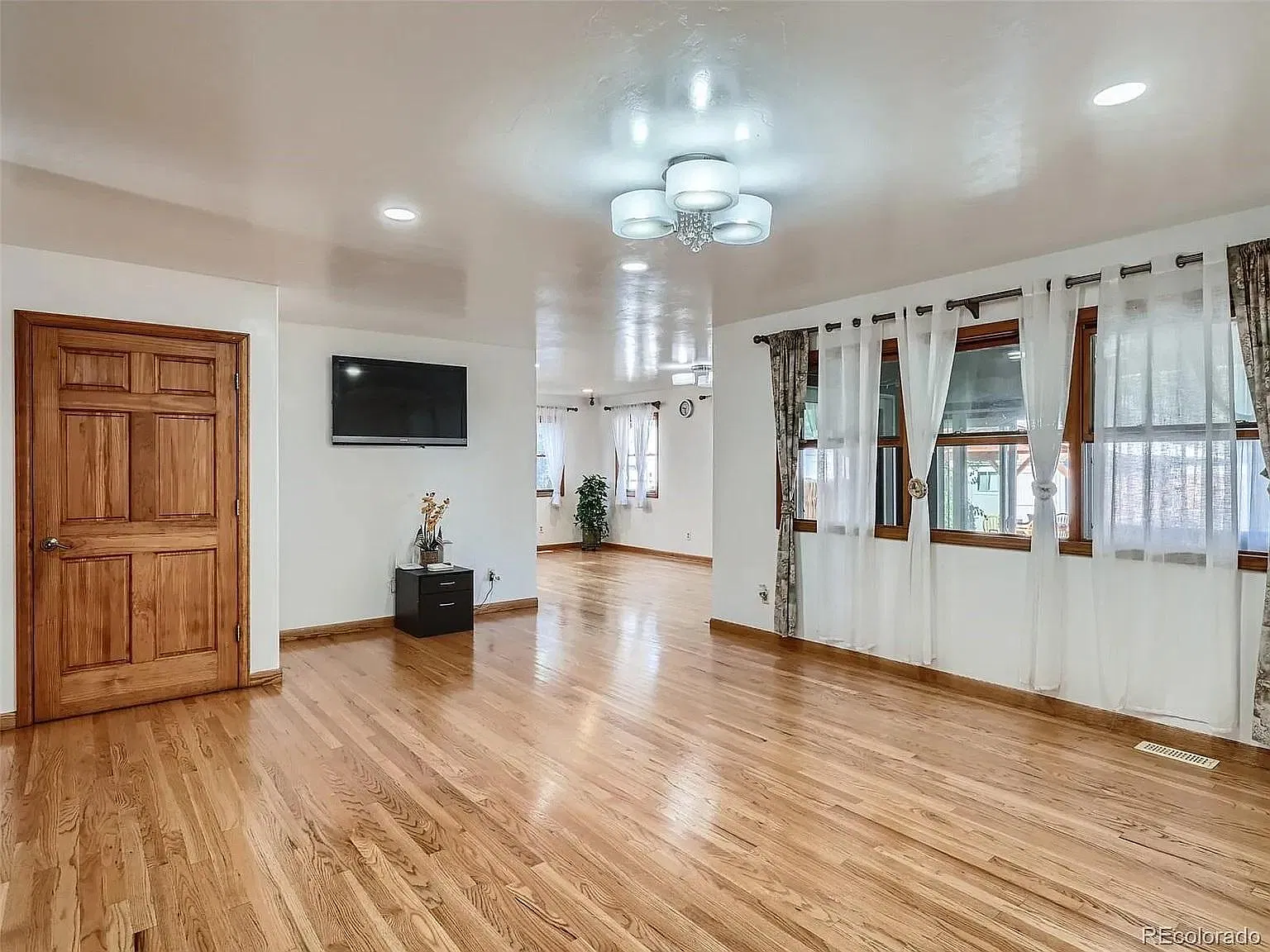 3 bed, 1610 sqft, $3,000 — Photo 2