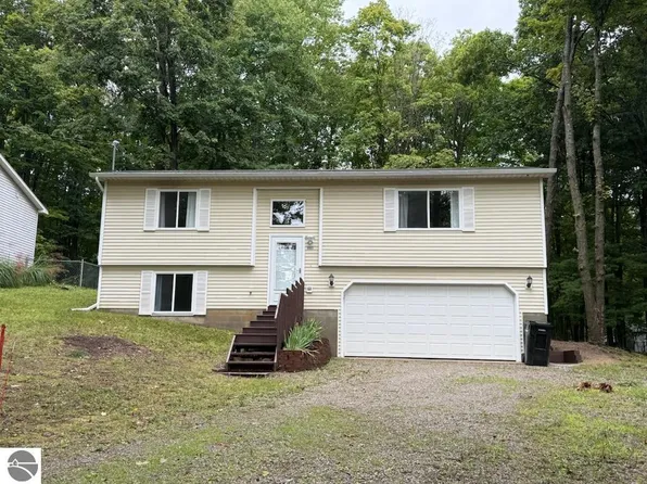 18860 Lakewood Cir, Lake Ann, MI 49650