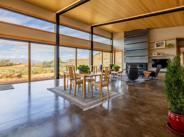 21 Tailwinds Dr, Cody, WY 82414