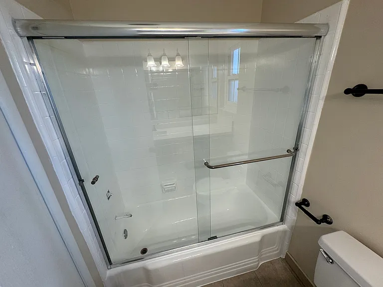 Large and Refurbished and Comfortable Units — Photo 7