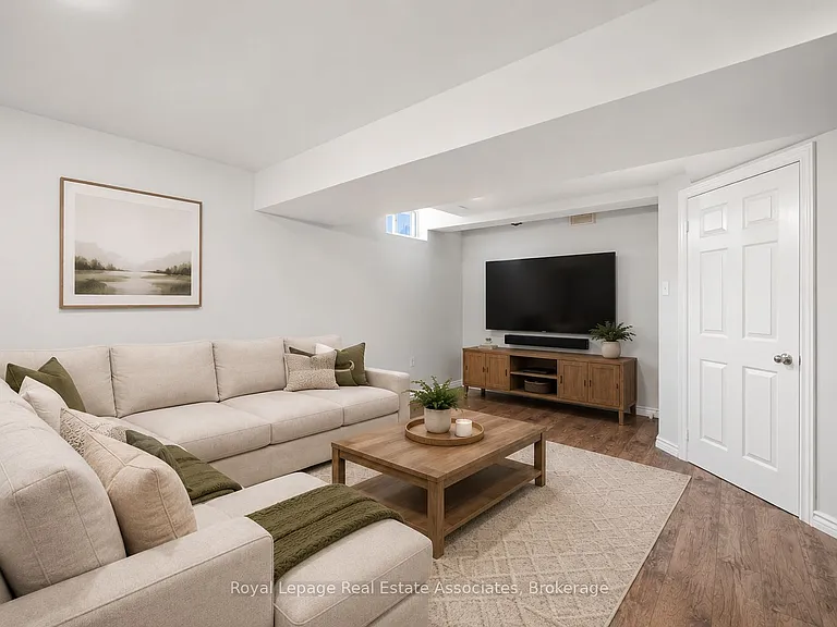 1308 Valerie Cres — Photo 32