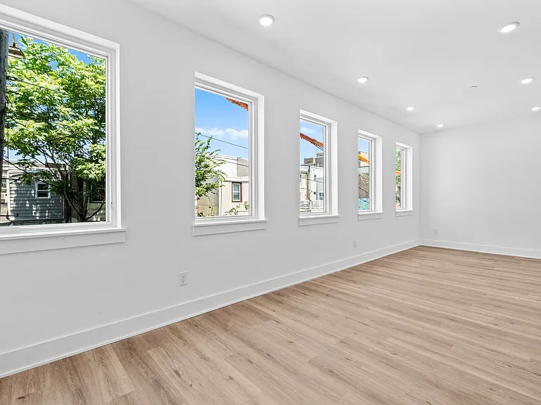 2456 Frankford Ave — Photo 52