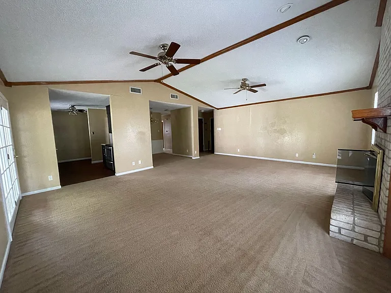1409 Farhills Dr — Photo 4