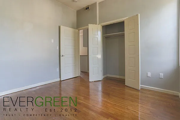 Rented by Evergreen Apartments BK | media 6