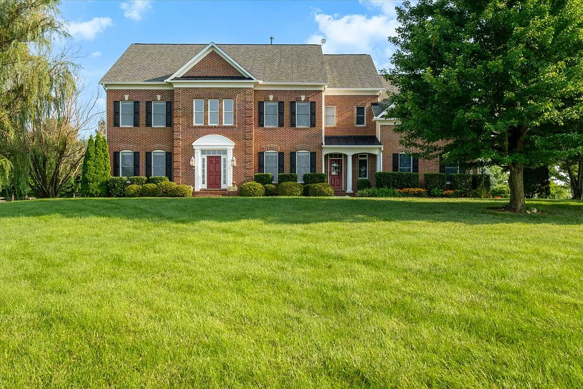 4 bed, 3.5 bath, 4745 sqft, $4,600 — Photo 1