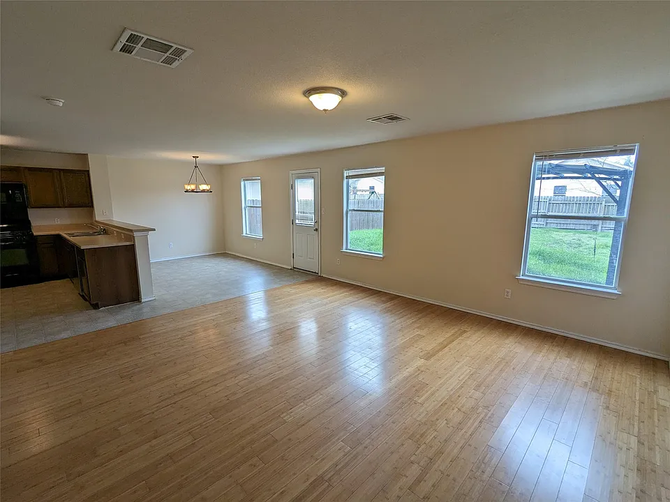 220 Quarter Ave