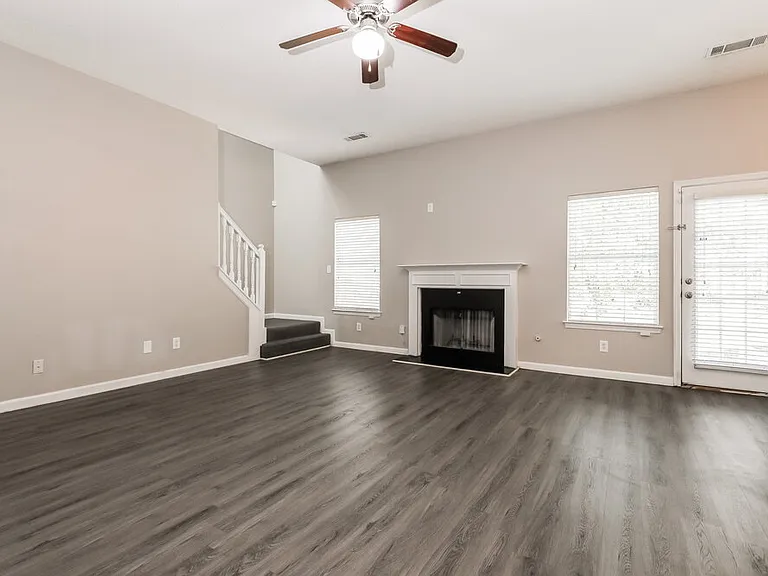 542 Vaughan Dr — Photo 4