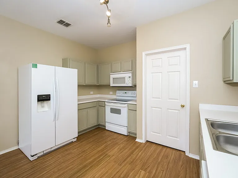 2808 Lynx Ln — Photo 9