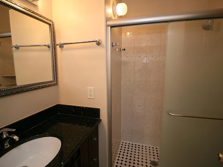 512 Suffield Dr — Photo 22