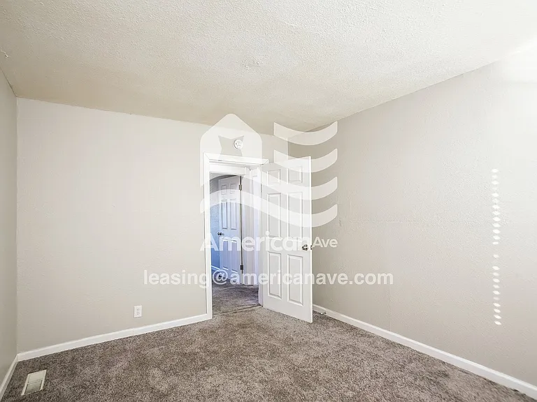 713375_003_wm_-_living_room_13546251.jpg