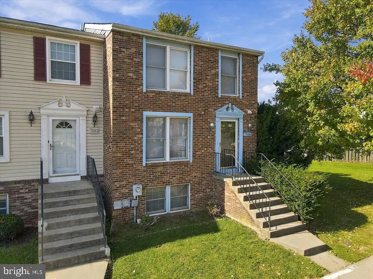 3 bed, 3.0 bath, 1220 sqft, $2,400 — Photo 2