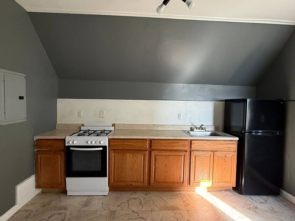 1st image of 176 Garfield Ave #3