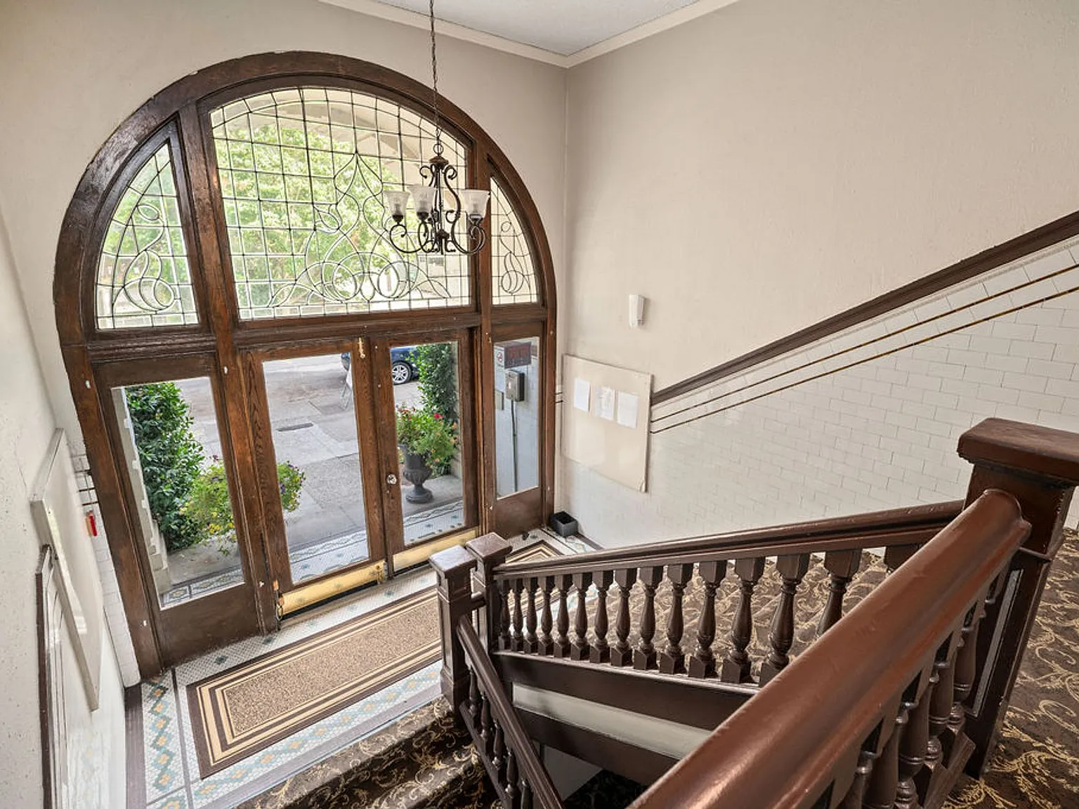 Rialto Court Apartments | MOVE-IN SPECIAL: ONE MONTH FREE RENT — Photo 3