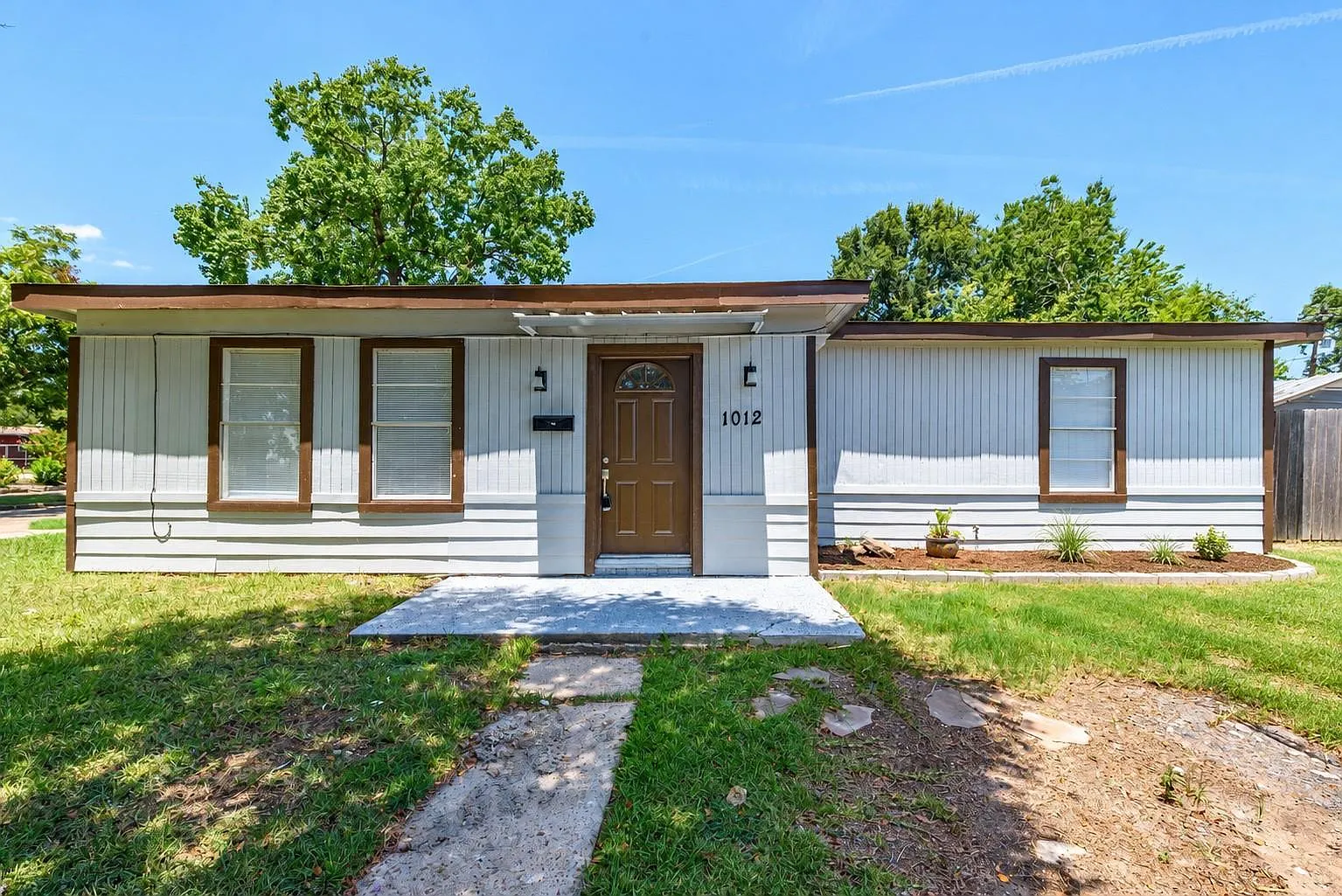 3 bed, 2.0 bath, 1503 sqft, $1,900 — Photo 1