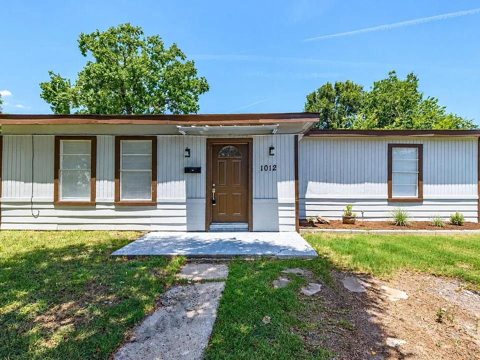 1012 W Hart Ave