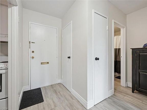 4th image of 25 Walton Ave