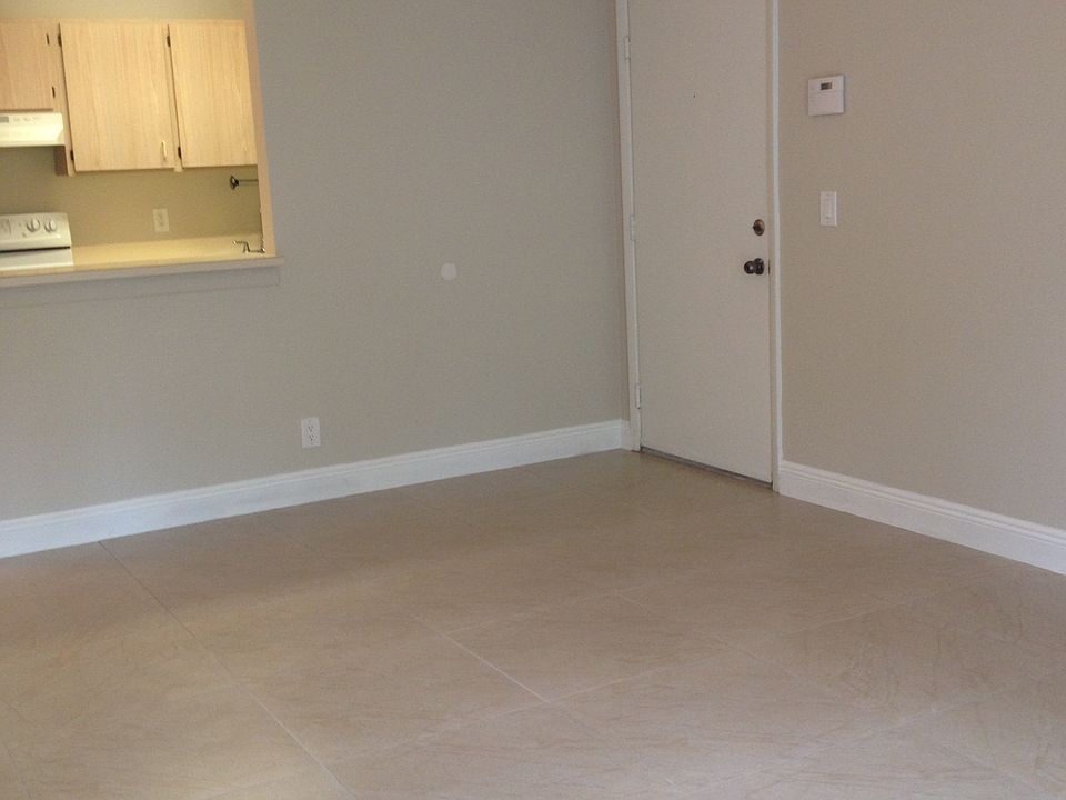 Living Room/Entrance
