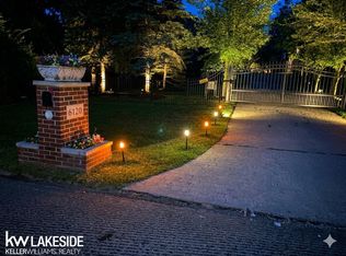 6120 Evanswood Rd, Troy, MI 48085