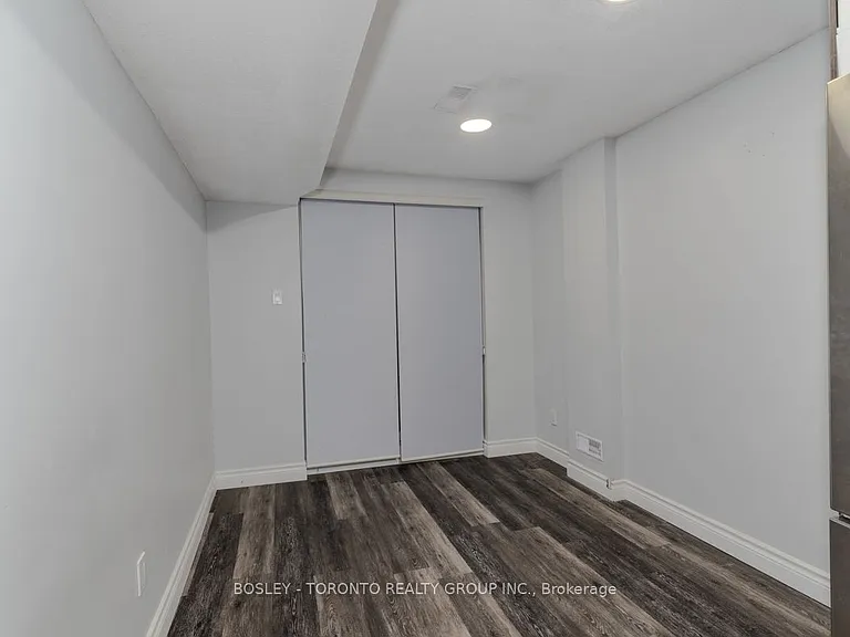 63 Burndale Ave #LOWER — Photo 7