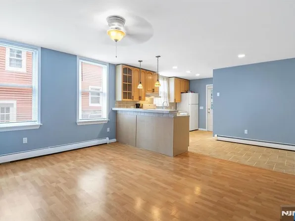 92 Windsor St, Kearny, NJ 07032