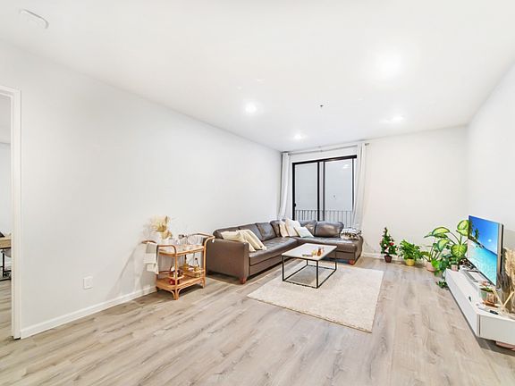 4th image of 625 S Berendo St APT 206