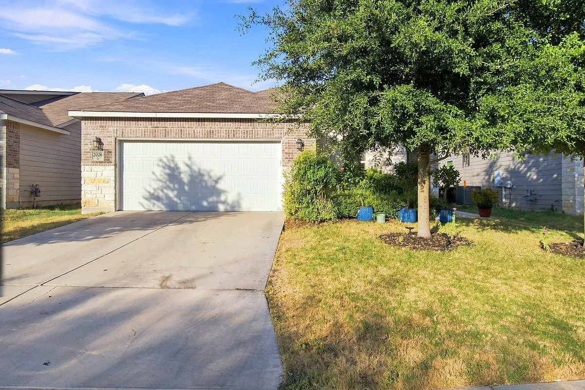4 bed, 2.0 bath, 1689 sqft, $2,250 — Photo 2