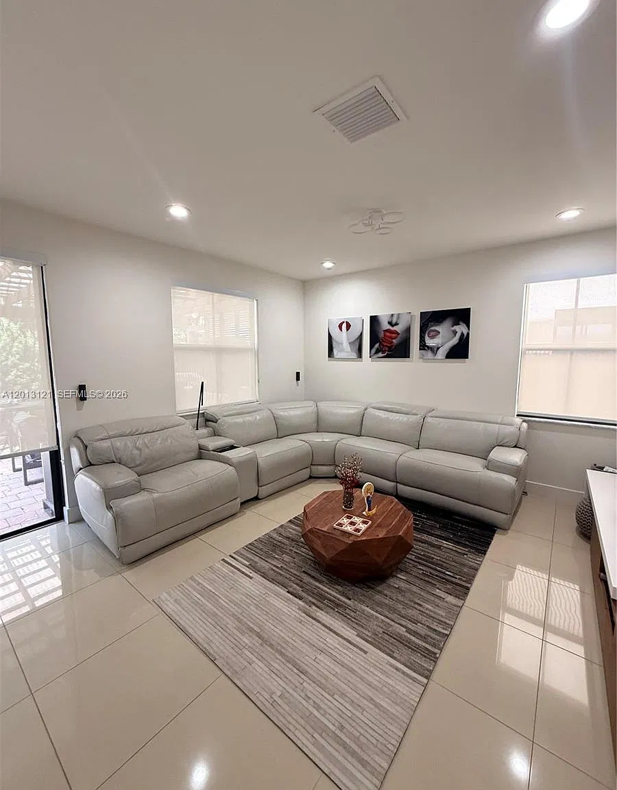 4 bed, 2650 sqft, $5,800 — Photo 3