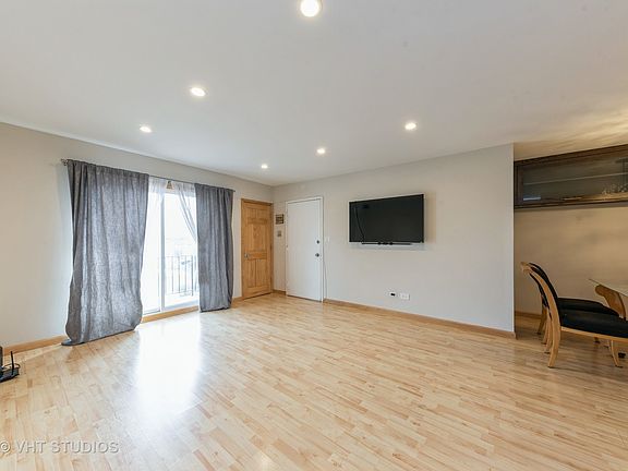 2nd image of 5403 Chateau Dr #6