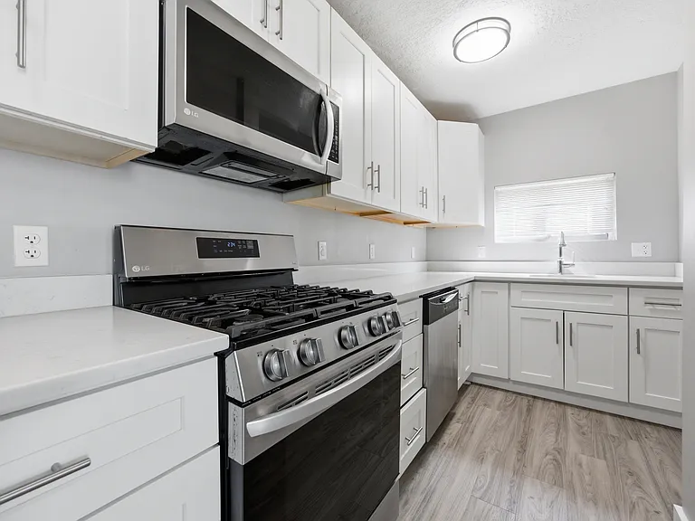 827 Hinnerman St — Photo 2