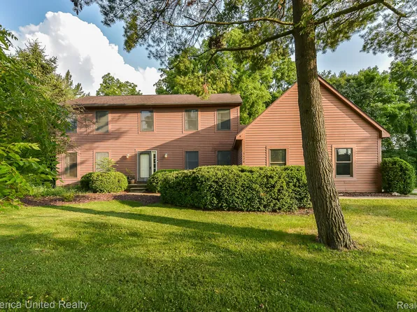 5420 Kierstan Dr, Brighton, MI 48114