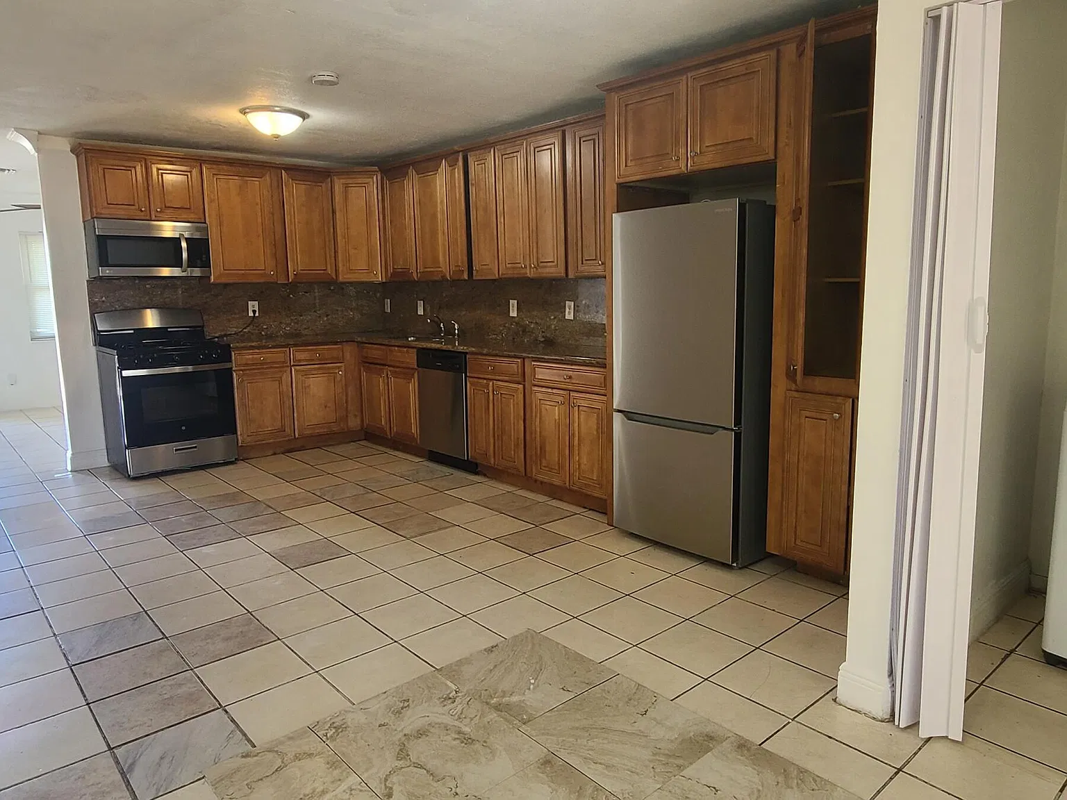 3 bed, 2.0 bath, 1216 sqft, $2,750 — Photo 4
