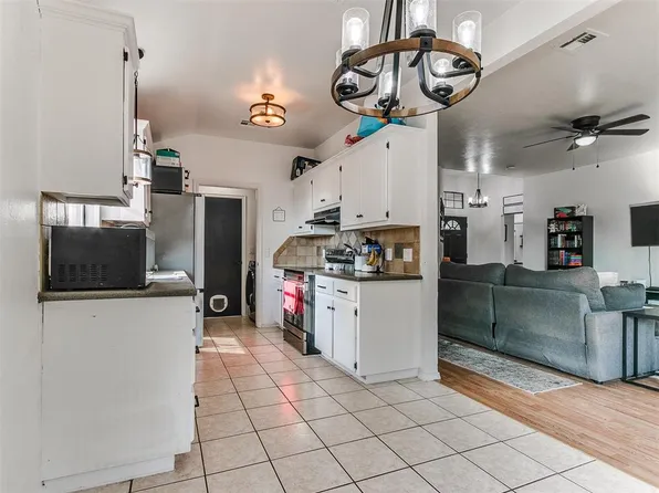 105 W 10th Pl, Edmond, OK 73003