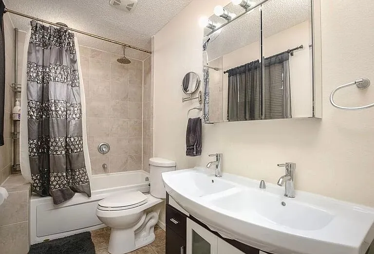 1714 W Swan St — Photo 9