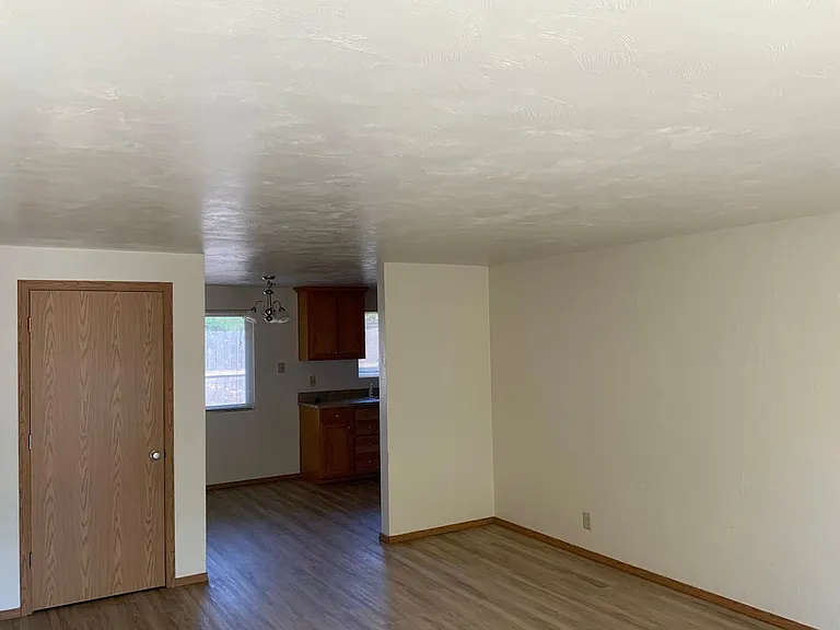 2 bedroom in River Road Area — Photo 3