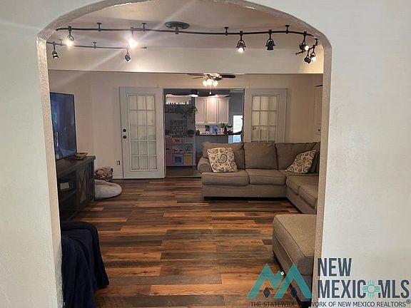 4th image of 810 N Mesa St