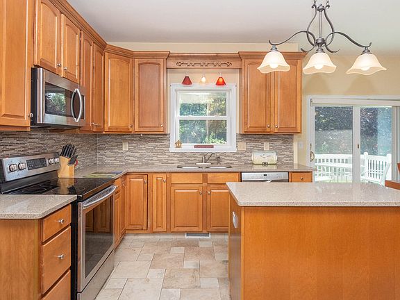 3rd image of 8 Sheffield Dr