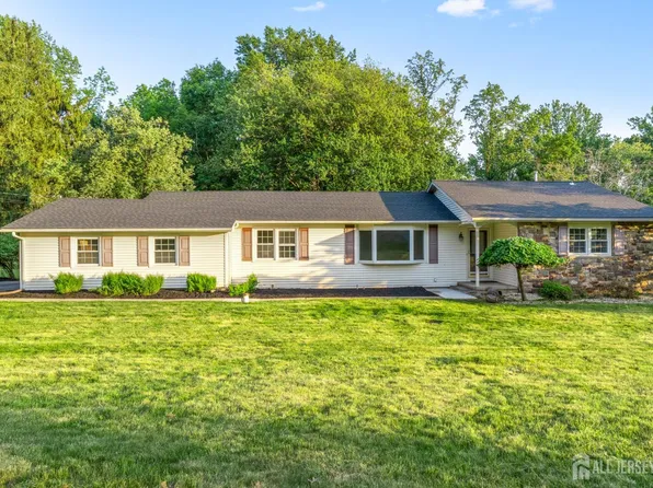 4 Hickory Trl, Flemington, NJ 08822