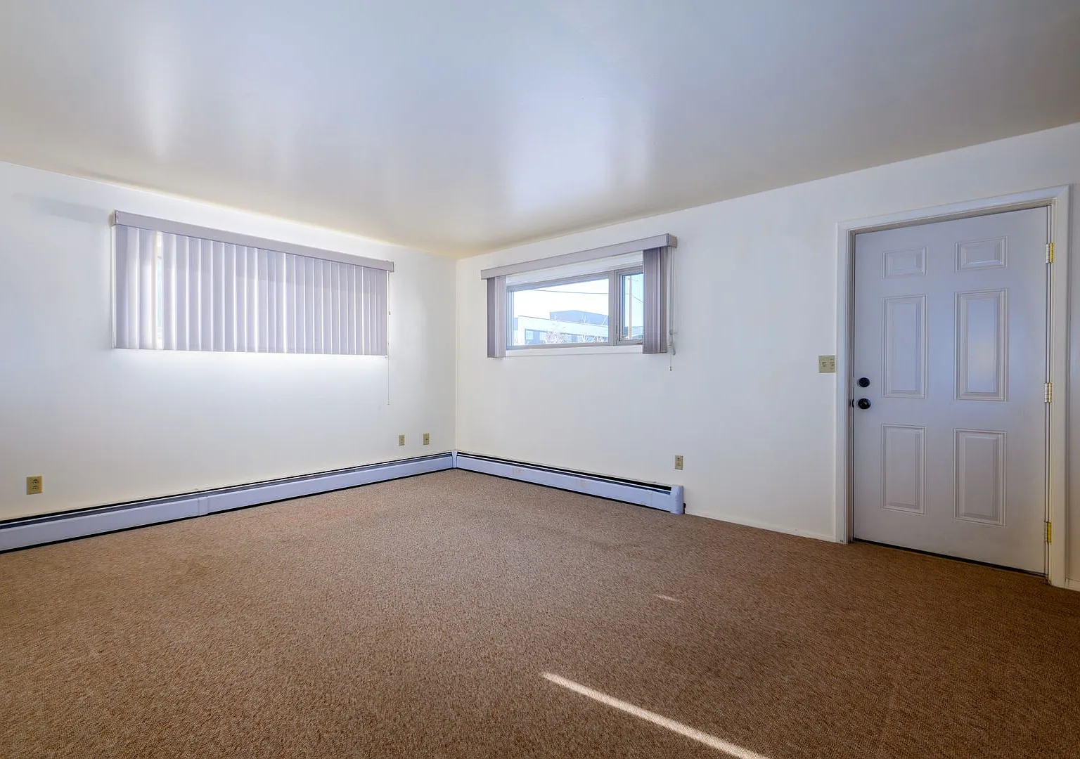 Adorable 3 bedroom 1 bathroom Top Level Unit — Photo 3