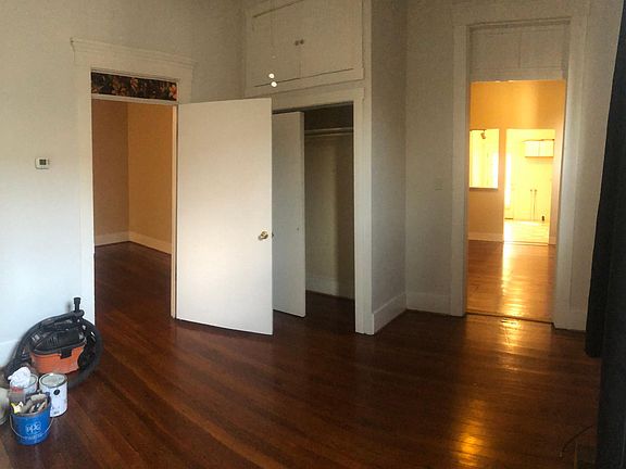 This room most tenants use as an office. On the left is the bedroom. Straight ahed is the living room and kitchen.