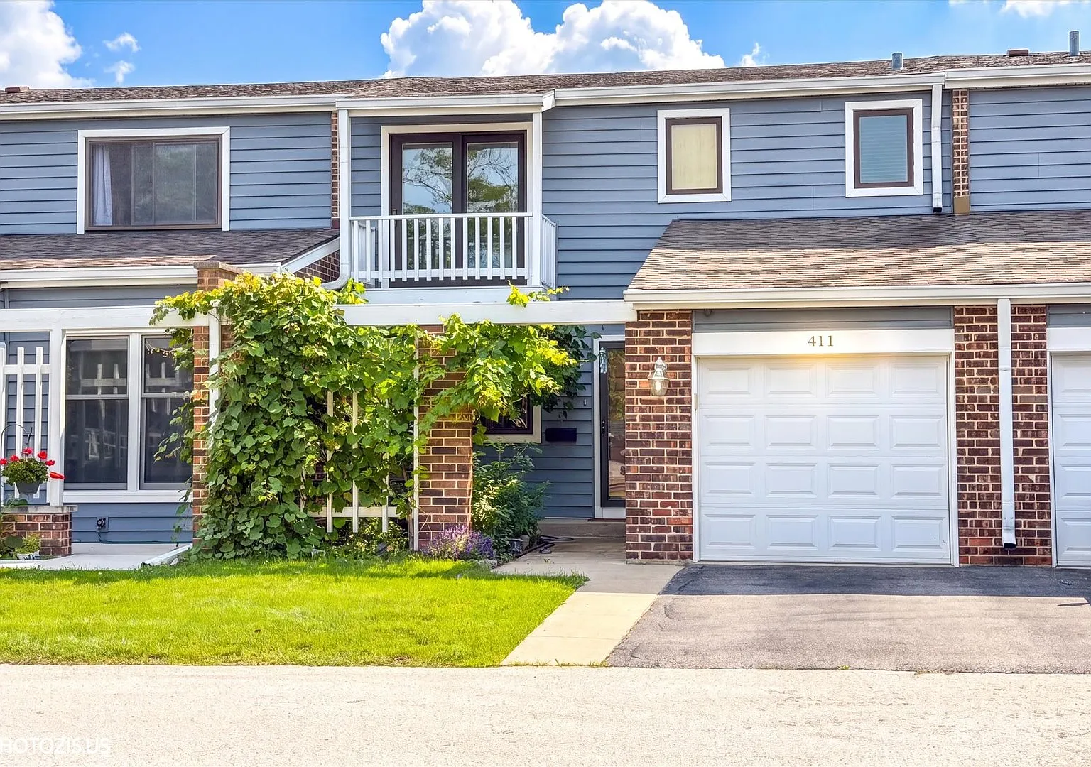 3 bed, 2.5 bath, 1900 sqft, $3,000 — Photo 1