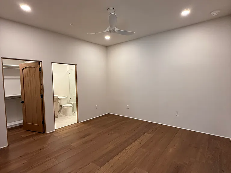 301 W Comstock Ave #2 — Photo 16
