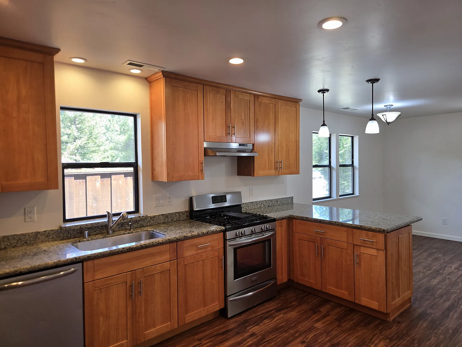 2 bed, 900 sqft, $4,250 — Photo 1
