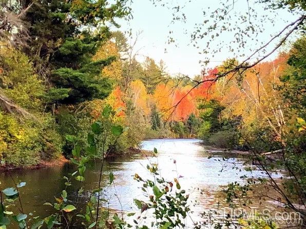 N Cataract Dr, Gwinn, MI 49841