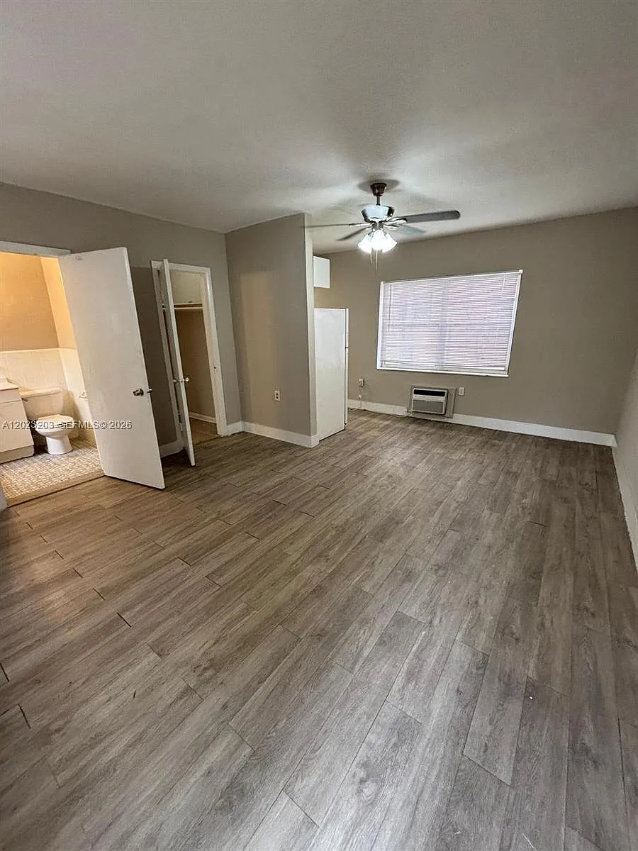 Building Photo - 520 SW 4th St #11