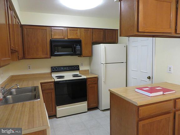3rd image of 6124A Essex House Sq